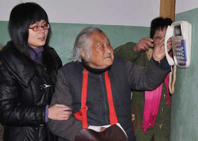 居家養(yǎng)老一鍵通電話服務(wù) 便捷關(guān)愛(ài)，守護(hù)老年居民幸福晚年